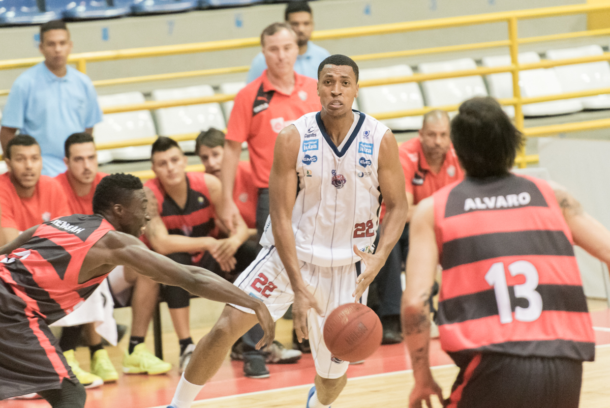 Isaac foi o principal jogador francano em quadra, com 19 pontos (Foto: Newton Nogueira/Franca Basquete)